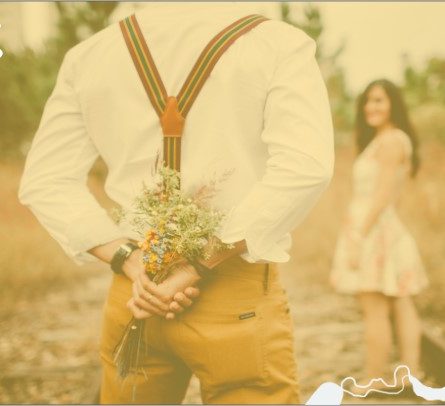 Cinco Linguagens do Amor: homem surpreendendo mulher com flores