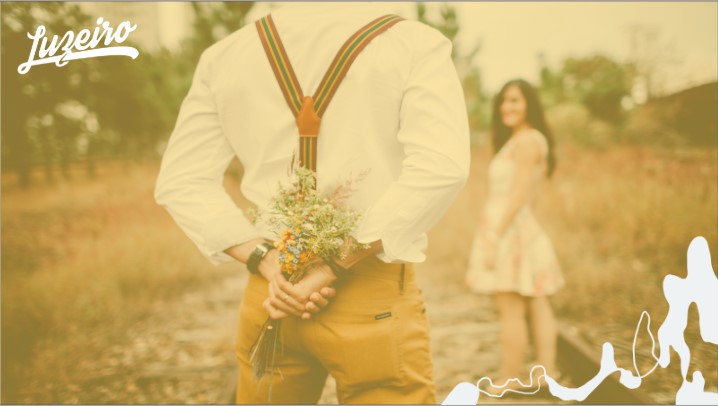 Cinco Linguagens do Amor: homem surpreendendo mulher com flores