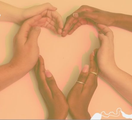 Os Quatro Amores: mão unidas formando um coração